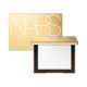 Nars Light Reflecting Setting Powder Poudre Compacte Polvos compactos traslúcidos fijan el maquillaje con un acabado ligero y luminoso