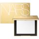 Nars Light Reflecting Setting Powder Poudre Compacte Polvos compactos traslúcidos fijan el maquillaje con un acabado ligero y luminoso