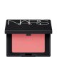 Nars Powder Blush Mini Colorete con color de alto impacto ofrece sensación cómoda y ligera que dura hasta 16 horas
