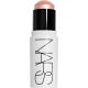 Nars Light Reflecting Luminizing Stick Iluminador en barra resistente al agua ofrece un acabado jugoso de larga duración en mejillas ojos y labios