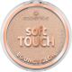 Essence Soft Touch Bouncy Glow Iluminador de textura flexible ofrece acabado sedoso y empolvado sin esfuerzo con sutil aroma a vainilla